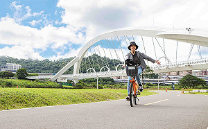 吊橋光雕虹彩一夏 新北碧潭風光暢饗玩樂