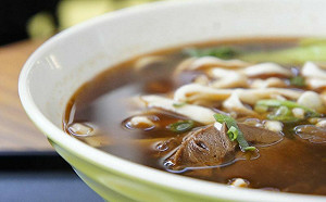 牛肉泛詭異綠光！達人曝真相：正常