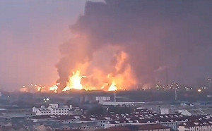 上海石化廠區清晨驚傳爆炸 巨大火團染紅天空