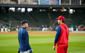 看到一朗立正站好！大谷秒成小球迷