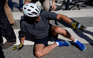 79歲拜登騎腳踏車慘摔 特勤嚇壞所幸未受傷