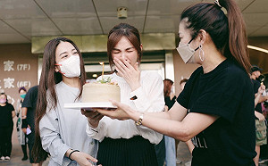 Selina、Hebe現身片廠為慶生  Ella激動噴淚！