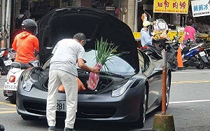 老翁開法拉利買蔥 萬名網友朝聖！長輩名車「用途」大公開：曬棉被、裝回收