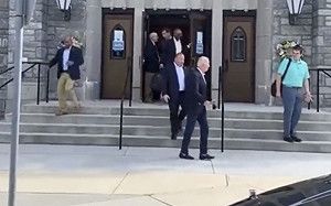 拜登騎車跌倒引全球關注 公開露面「原地跳躍」證明無恙