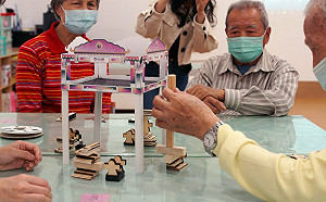 65＋長者13人即有1位失智  產學合作「掌中戲」桌遊 找回長者失去記憶