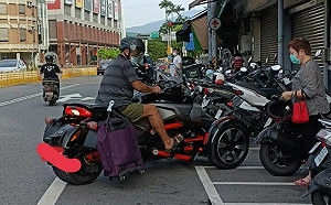 阿伯重機載嬤買菜！網一看價錢跪了