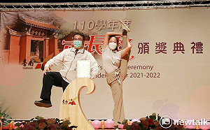 市長獎合影黃偉哲說到做到  配合獲獎學生大秀高難度動作
