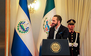 千萬別抬頭! 比特幣慘跌 第一個當作法定貨幣國家總統：別看圖表