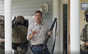 (影)共和黨前州長持槍籲支持者圍獵「RINO」 遭痛批鼓勵政治暴力