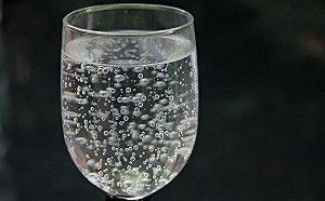 氣泡水5大迷思　這類人最好少喝