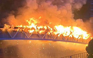 「輸電橋」爆炸起火倒塌 香港元朗大停電