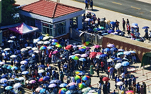 不怕引發暴動？中國多地教師、公務員大減薪 深圳大砍30%