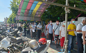 高齡長輩為打疫苗高溫下排長龍 台中市府致歉