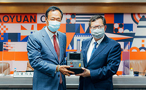 郭台銘捐千台家用PCR檢測儀 鄭文燦：供長照機構檢測降低重症死亡率