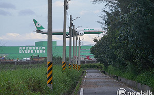 迎疫後出國潮！長榮航空全新櫃檯螢幕：顏色分流提升報到效率