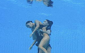 世錦賽驚魂記！美國花泳女在泳池昏厥 教練及時神救援