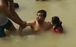 (影) 不可以色色！ 印度夫妻在「聖河」接吻 遭憤怒民眾制止 拖出男的圍毆