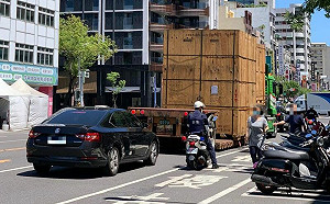警察一路護送！高雄巨型木箱網熱議