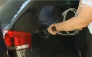 讓人長知識了！ 油價高漲 希臘電視台竟教民眾如何刺破油箱偷汽油