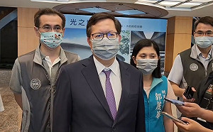 赴殉職海軍機工長靈堂致意  鄭文燦：將媒合社會資源並成立教育基金照顧遺眷