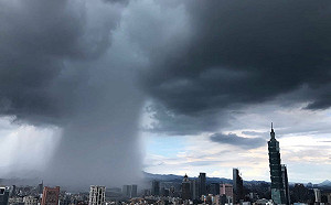 夏季限定！針對性超強「雨瀑」現蹤 鄭明典都嚇到：誰開水龍頭？