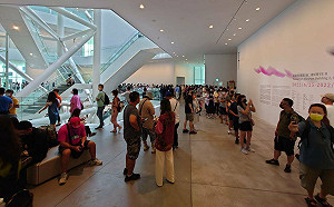 南美館殭屍展人潮擠爆   網友笑「殭屍害怕極了」