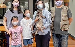 「抗癌小天使」許願想看蔡想想 蔡英文邀一家人到官邸與毛小孩同樂