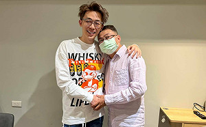 世紀大和解？酷炫曬「擁抱照」！與雙胞胎親爸和好了