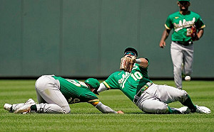 (影)運動家野手相撞 血流不止觸目驚心