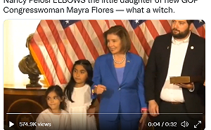 種族歧視? 裴洛西用手肘推開墨西哥裔議員女兒 挨轟要選舉才想到有色人種