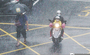 外出記得帶傘！天氣風險公司：下個周末才有機會降雨趨緩