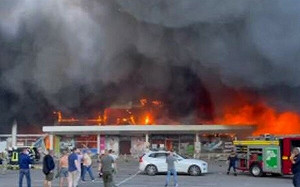 (影)烏克蘭購物中心遭俄軍飛彈打中陷火海 澤連斯基：裡面有上千人!