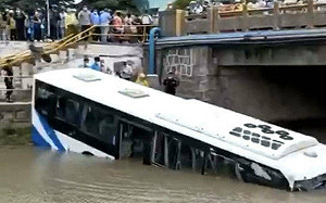 上海公車墜河！傳駕駛自覺不適 要求乘客下車躲過大禍