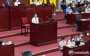 黃珊珊允諾若要選一定辭 綠議員：看好妳有機會坐二搶一