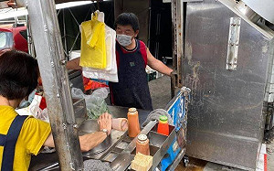 兼職畫面流出？「阿中部長」擺攤賣鹹酥雞 網驚呼：真的不是P圖嗎