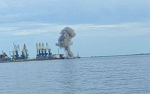 俄烏戰爭》特種部隊攻擊？水雷釀禍？別爾江斯克港口爆炸濃煙竄天