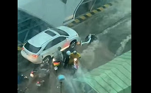 (影)台中暴雨！台灣大道成湍急小溪 網友諷：台灣大「河」道