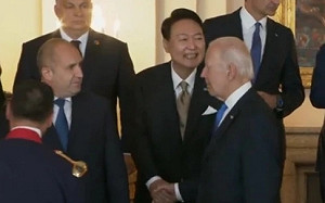 握我的手眼睛卻盯著別人看? 尹錫悅遭拜登「無對視式」韓網友怒批：「屈辱」!