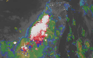 誇張！雷神昨6小時14萬次閃電、2.1萬次對地雷擊轟炸台灣