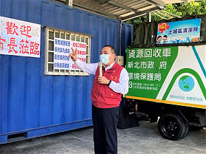 防疫工作增五倍不喊苦 新北市長侯友宜送西瓜感謝清潔人員