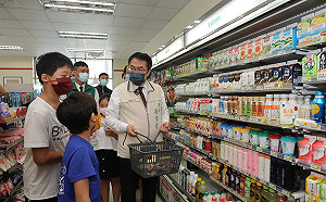暑期愛心餐食補給站開跑  黃偉哲陪弱勢兒少兌換暖心餐食
