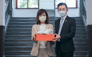 林智堅贈鞋祝福！沈慧虹今卸職  不捨暫別同仁：走出去是為了再回來