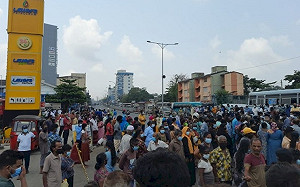 車輛加油站前排長龍仍然等無油 斯里蘭卡總統緊急寫信給普丁求救