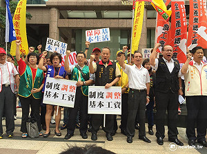 盼調漲基本工資、時薪 勞團抗議高喊：我要26K