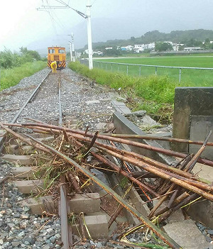 強颱莫蘭蒂肆虐 台鐵、高鐵皆傳災情