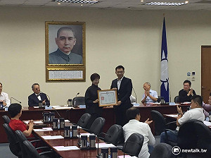 黨團幹部授證 洪：黨中央與黨團「要合作」