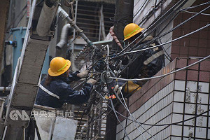 強颱莫蘭蒂肆虐 全台目前仍有60萬戶停電