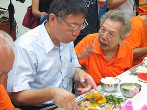 柯P陪長者吃飯  目標建190處共餐據點