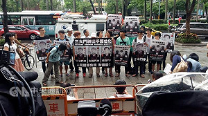 環保署協調台化爭議 環團場外抗議批黑箱
