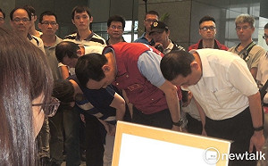 等了3個多小時 朱立倫向八仙塵爆受害者致歉